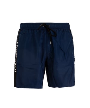 Mit den Beach Boxershorts von Trussardi, bei denen Komfort und Design in perfekter Balance zueinander stehen, wird Ihr Stil am Strand aufgewertet. Sie sind aus leichten, schnell trocknenden Stoffen gefertigt und zeichnen sich durch einen modernen Schnitt und raffinierte Details aus. Die raffinierten Muster und die vielseitige Passform machen sie ideal für jeden Moment des Tages, vom Entspannen unter dem Sonnenschirm bis zum Aperitif mit Blick aufs Meer.