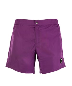 Mit den Beach Boxershorts von Trussardi, bei denen Komfort und Design in perfekter Balance zueinander stehen, wird Ihr Stil am Strand aufgewertet. Sie sind aus leichten, schnell trocknenden Stoffen gefertigt und zeichnen sich durch einen modernen Schnitt und raffinierte Details aus. Die raffinierten Muster und die vielseitige Passform machen sie ideal für jeden Moment des Tages, vom Entspannen unter dem Sonnenschirm bis zum Aperitif mit Blick aufs Meer.