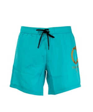 Verhoog je stijl op het strand met de strandboxershort van Trussardi, waarin comfort en design perfect in balans zijn. Ze zijn gemaakt van lichtgewicht, sneldrogende stoffen en onderscheiden zich door hun moderne snit en verfijnde details. De verfijnde patronen en veelzijdige pasvorm maken ze ideaal voor elk moment van de dag, van ontspannen onder de parasol tot genieten van een aperitief met uitzicht op zee.