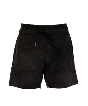 Verhoog je stijl op het strand met de strandboxershort van Trussardi, waarin comfort en design perfect in balans zijn. Ze zijn gemaakt van lichtgewicht, sneldrogende stoffen en onderscheiden zich door hun moderne snit en verfijnde details. De verfijnde patronen en veelzijdige pasvorm maken ze ideaal voor elk moment van de dag, van ontspannen onder de parasol tot genieten van een aperitief met uitzicht op zee.