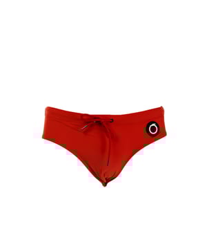 Entdecken Sie den Charme der Wesentlichkeit mit dem Strandslip von Trussardi, der für all jene entworfen wurde, die einen klaren, entschlossenen und stets eleganten Stil wählen. Ergonomische Linien, leistungsstarke Materialien und eine tadellose Passform vereinen sich in einem Kleidungsstück, das die Form betont und Bewegungsfreiheit garantiert. Ein zeitloser Klassiker, der mit der unverwechselbaren Handschrift der Marke neu interpretiert wurde.