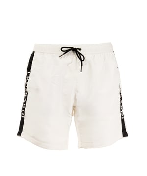 Verhoog je stijl op het strand met de strandboxershort van Trussardi, waarin comfort en design perfect in balans zijn. Ze zijn gemaakt van lichtgewicht, sneldrogende stoffen en onderscheiden zich door hun moderne snit en verfijnde details. De verfijnde patronen en veelzijdige pasvorm maken ze ideaal voor elk moment van de dag, van ontspannen onder de parasol tot genieten van een aperitief met uitzicht op zee.
