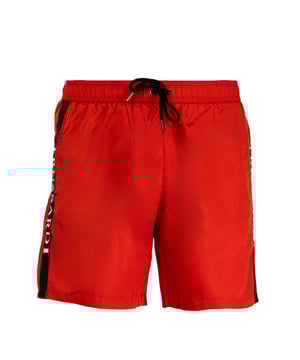 Mit den Beach Boxershorts von Trussardi, bei denen Komfort und Design in perfekter Balance zueinander stehen, wird Ihr Stil am Strand aufgewertet. Sie sind aus leichten, schnell trocknenden Stoffen gefertigt und zeichnen sich durch einen modernen Schnitt und raffinierte Details aus. Die raffinierten Muster und die vielseitige Passform machen sie ideal für jeden Moment des Tages, vom Entspannen unter dem Sonnenschirm bis zum Aperitif mit Blick aufs Meer.