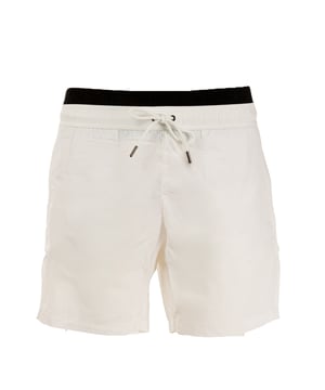 Verhoog je stijl op het strand met de strandboxershort van Trussardi, waarin comfort en design perfect in balans zijn. Ze zijn gemaakt van lichtgewicht, sneldrogende stoffen en onderscheiden zich door hun moderne snit en verfijnde details. De verfijnde patronen en veelzijdige pasvorm maken ze ideaal voor elk moment van de dag, van ontspannen onder de parasol tot genieten van een aperitief met uitzicht op zee.