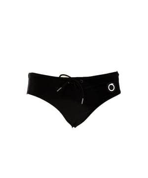 Entdecken Sie den Charme der Wesentlichkeit mit dem Strandslip von Trussardi, der für all jene entworfen wurde, die einen klaren, entschlossenen und stets eleganten Stil wählen. Ergonomische Linien, leistungsstarke Materialien und eine tadellose Passform vereinen sich in einem Kleidungsstück, das die Form betont und Bewegungsfreiheit garantiert. Ein zeitloser Klassiker, der mit der unverwechselbaren Handschrift der Marke neu interpretiert wurde.
