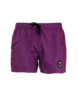 Verhoog je stijl op het strand met de strandboxershort van Trussardi, waarin comfort en design perfect in balans zijn. Ze zijn gemaakt van lichtgewicht, sneldrogende stoffen en onderscheiden zich door hun moderne snit en verfijnde details. De verfijnde patronen en veelzijdige pasvorm maken ze ideaal voor elk moment van de dag, van ontspannen onder de parasol tot genieten van een aperitief met uitzicht op zee.