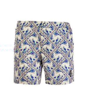 Verhoog je stijl op het strand met de strandboxershort van Trussardi, waarin comfort en design perfect in balans zijn. Ze zijn gemaakt van lichtgewicht, sneldrogende stoffen en onderscheiden zich door hun moderne snit en verfijnde details. De verfijnde patronen en veelzijdige pasvorm maken ze ideaal voor elk moment van de dag, van ontspannen onder de parasol tot genieten van een aperitief met uitzicht op zee.