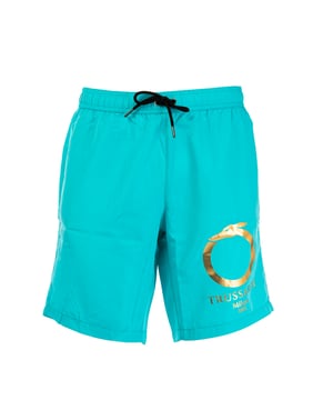 Verhoog je stijl op het strand met de strandboxershort van Trussardi, waarin comfort en design perfect in balans zijn. Ze zijn gemaakt van lichtgewicht, sneldrogende stoffen en onderscheiden zich door hun moderne snit en verfijnde details. De verfijnde patronen en veelzijdige pasvorm maken ze ideaal voor elk moment van de dag, van ontspannen onder de parasol tot genieten van een aperitief met uitzicht op zee.