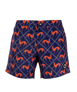 Verhoog je stijl op het strand met de strandboxershort van Trussardi, waarin comfort en design perfect in balans zijn. Ze zijn gemaakt van lichtgewicht, sneldrogende stoffen en onderscheiden zich door hun moderne snit en verfijnde details. De verfijnde patronen en veelzijdige pasvorm maken ze ideaal voor elk moment van de dag, van ontspannen onder de parasol tot genieten van een aperitief met uitzicht op zee.
