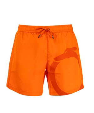 Verhoog je stijl op het strand met de strandboxershort van Trussardi, waarin comfort en design perfect in balans zijn. Ze zijn gemaakt van lichtgewicht, sneldrogende stoffen en onderscheiden zich door hun moderne snit en verfijnde details. De verfijnde patronen en veelzijdige pasvorm maken ze ideaal voor elk moment van de dag, van ontspannen onder de parasol tot genieten van een aperitief met uitzicht op zee.