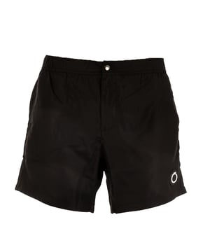 Verhoog je stijl op het strand met de strandboxershort van Trussardi, waarin comfort en design perfect in balans zijn. Ze zijn gemaakt van lichtgewicht, sneldrogende stoffen en onderscheiden zich door hun moderne snit en verfijnde details. De verfijnde patronen en veelzijdige pasvorm maken ze ideaal voor elk moment van de dag, van ontspannen onder de parasol tot genieten van een aperitief met uitzicht op zee.