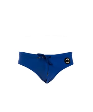 Ontdek de charme van essentie met de strandslip van Trussardi, ontworpen voor wie kiest voor een strakke, resolute en altijd elegante stijl. Ergonomische lijnen, hoogwaardige materialen en een onberispelijke pasvorm komen samen in een kledingstuk dat de vorm verbetert en bewegingsvrijheid garandeert. Een tijdloze klassieker, opnieuw ontworpen met de kenmerkende touch van het merk.