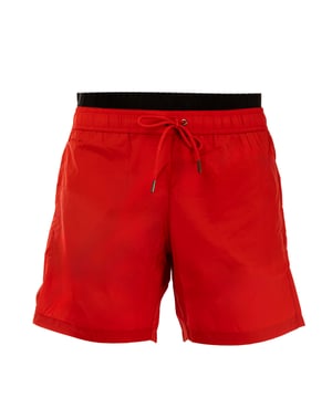 Mit den Beach Boxershorts von Trussardi, bei denen Komfort und Design in perfekter Balance zueinander stehen, wird Ihr Stil am Strand aufgewertet. Sie sind aus leichten, schnell trocknenden Stoffen gefertigt und zeichnen sich durch einen modernen Schnitt und raffinierte Details aus. Die raffinierten Muster und die vielseitige Passform machen sie ideal für jeden Moment des Tages, vom Entspannen unter dem Sonnenschirm bis zum Aperitif mit Blick aufs Meer.