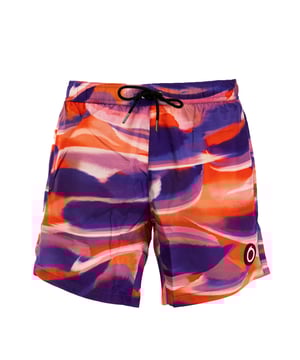Verhoog je stijl op het strand met de strandboxershort van Trussardi, waarin comfort en design perfect in balans zijn. Ze zijn gemaakt van lichtgewicht, sneldrogende stoffen en onderscheiden zich door hun moderne snit en verfijnde details. De verfijnde patronen en veelzijdige pasvorm maken ze ideaal voor elk moment van de dag, van ontspannen onder de parasol tot genieten van een aperitief met uitzicht op zee.