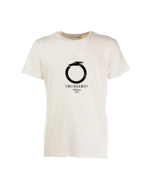 Ontdek de tijdloze veelzijdigheid van Trussardi t-shirts, perfect om elke look af te maken met een vleugje casual elegantie. Gemaakt van zacht katoen en afgewerkt met iconische details, bieden ze een onberispelijke pasvorm en de juiste mix van comfort en stijl. Ideaal om in de stad of op vakantie te dragen, ze passen zich op natuurlijke wijze aan elk moment van de dag aan en drukken je stijl uit met eenvoud en karakter.
