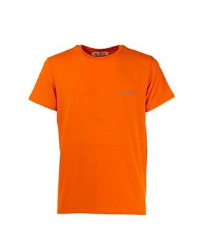 Ontdek de tijdloze veelzijdigheid van Trussardi t-shirts, perfect om elke look af te maken met een vleugje casual elegantie. Gemaakt van zacht katoen en afgewerkt met iconische details, bieden ze een onberispelijke pasvorm en de juiste mix van comfort en stijl. Ideaal om in de stad of op vakantie te dragen, ze passen zich op natuurlijke wijze aan elk moment van de dag aan en drukken je stijl uit met eenvoud en karakter.