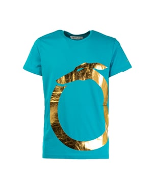 Ontdek de tijdloze veelzijdigheid van Trussardi t-shirts, perfect om elke look af te maken met een vleugje casual elegantie. Gemaakt van zacht katoen en afgewerkt met iconische details, bieden ze een onberispelijke pasvorm en de juiste mix van comfort en stijl. Ideaal om in de stad of op vakantie te dragen, ze passen zich op natuurlijke wijze aan elk moment van de dag aan en drukken je stijl uit met eenvoud en karakter.