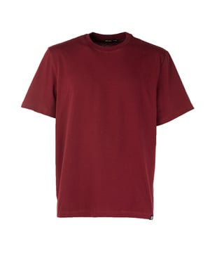 Het Reign heren t-shirt is de essentie van comfort en eenvoud. Gemaakt van hoogwaardige garens, voelt het zacht aan op de huid en is het duurzaam. Het minimalistische ontwerp en de perfecte pasvorm maken het een veelzijdig kledingstuk, ideaal voor elke gelegenheid. Een must-have in de garderobe van iedereen die praktisch wil zijn zonder aan klasse in te boeten.