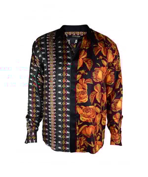 Zijden overhemd met bondage bloemenprint van Roberto Cavalli.Bedrukt met rozen, kettingen en visnet in oranje en zwart.Contrasterende klassieke zwarte puntkraag.Verborgen zwarte knoopsluiting aan de voorkant.Lange mouwen met manchetten met knopen.100% zijde.Gemaakt in Italië.