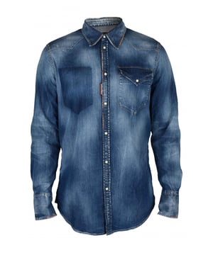 Camisa Classic Western en algodón vaquero azul Dsquared2.Efecto lavado y envejecido.Diferentes tonos de azul.Ajuste estándar.Cuello clásico.Bolsillo en el pecho con solapa y botones a presión blancos.Cierre a presión y puños blancos.Manga larga.Etiqueta roja con el logotipo en la parte delantera.Made in Italy.