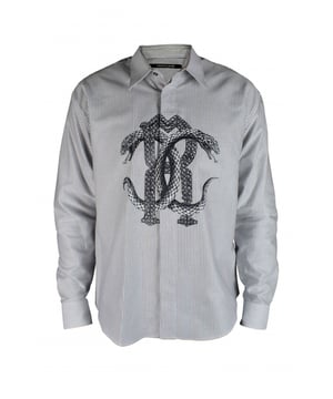 Roberto Cavalli blauw en wit gestreept overhemd.Iconische spiegelslangenprint op de voorkant. Logopatch op de achterkant van de nek.Klassieke kraag, sluiting met één knoop.Manchetten met knopen.100% katoen.Gemaakt in Italië.