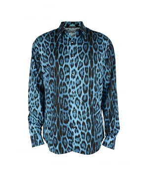 Roberto Cavalli blauw overhemd met jaguarprint. Elektrisch blauw jaguar-vlekkenpatroon.Logopatch op de hals.Puntige kraag.Lange mouwen met knoopsluiting bij de manchetten.Knoopsluiting aan de voorkant.Gemaakt in Italië.
