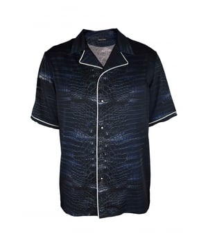 Camisa con estampado de caimán Roberto Cavalli.Destaca el azul.Parche con logotipo en el cuello.Manga corta.Cierre frontal con botones.Corte informal.Made in Italy.