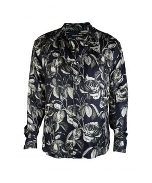 Bloemrijk shirt OUD effect. Zwart-witte crèmekleur.Shirt bedrukt met verschillende rozen. Knoopsluiting aan de voorzijde. Rechte kraag.Klein zakje aan de voorkant.Knopen onderaan de mouwen.Lange mouwen.100% zijde.Made in Italy.