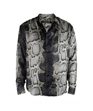 Roberto Cavalli zijden overhemd met pythonprint.Pythonprint.Klassieke zwarte puntkraag.Lange mouwen met manchetten met knopen.Logopatch achter in de nek.Knoopsluiting aan de voorkant.100% zijde.Gemaakt in Italië.