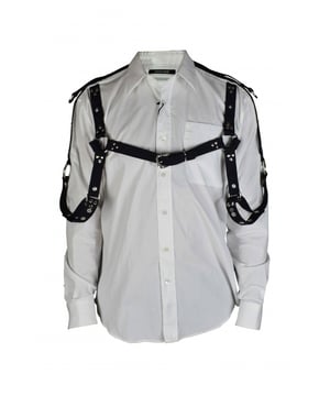 Roberto Cavalli wit overhemd in harnasstijl.Leren bandjes met zilveren metalen ringen en gesp.Klassieke puntkraag.Lange mouwen met manchetten met knopen.Opgezette borstzak.Logopatch op de nek.Knoopsluiting aan de voorkant.Gemaakt in Italië.
