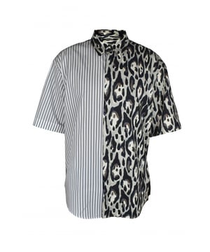 Overhemd met Roberto Cavalli-print.Jaguar-print op het shirt met een contrasterend gestreept schouderstuk.Logopatch op de hals.Puntige kraag.Korte mouwen.Verborgen knoopsluiting aan de voorkant.Casual pasvorm.Gemaakt in Italië.