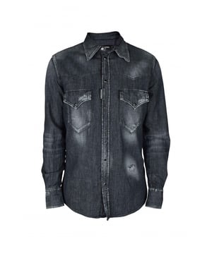 Zwart katoenen denim New Western overhemd van Dsquared2.Gewassen en versleten effect.Standaard pasvorm.Klassieke kraag.Borstzakken met zwarte drukknoopsluiting.Zwarte drukknoopsluiting en manchetten.Lange mouwen.Zwart logolabel aan de voorkant.Gemaakt in Italië.