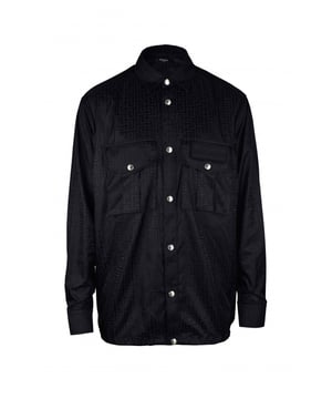 Camisa negra oversize Balmain de nailon.Logotipo monogramado en toda la prenda.Bolsillos laterales con cierre de botón en el pecho.Parche con logotipo negro en uno de los bolsillos.Cierre con botones.Botones en las mangas.Cintura elástica.Mangas largas.Cuello clásico.