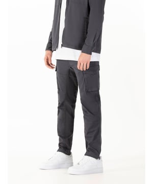 LUKE takes a utilitarian approach this season with these cargo pants. Crafted from a durable cotton twill, they come equipped with a multitude of pockets and feature multiple belt loops which helps to ensure the perfect fit. The brand's iconic LUKE est. 1977 woven badge sits on the left leg pocket to finish the look.