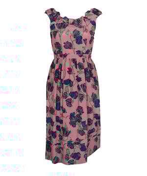 Prada roze jurkje met blauwe en paarse bloemen.Ruches aan de onderkant en aan de kraag aan de voor- en achterkant.Ritssluiting aan de achterkant.Aangesloten in de taille.Blote rug.100% zijde.Made in Italy.