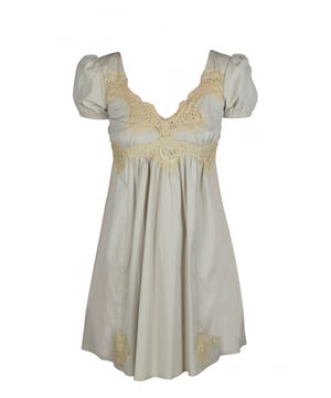 Vestido beige de manga corta de Dolce & Gabbana.Apretado en las mangas.Cremallera en la espalda.Detalles de encaje en escote, cintura y bajo.82% algodón, 16% poliamida y 2% elastano.Made in Italy.