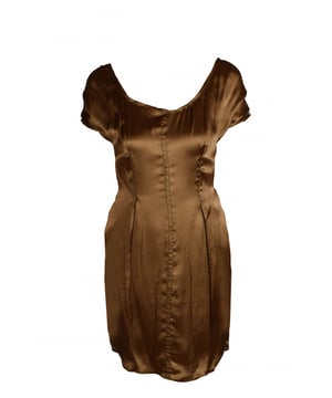 Vestido marrón de Prada.Tejido fluido con detalles de costuras.Cierre de cremallera en la espalda.100% cupro.Made in Italy.