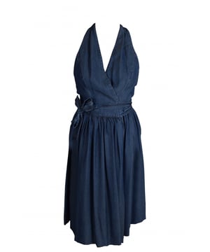 Vestido azul Prada.Cruzado a la cintura con cinturón de lazo.Fabricado con materiales reciclados.Espalda descubierta.