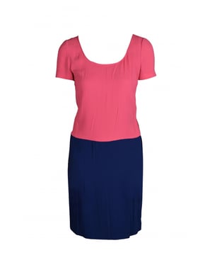 Prada jurk met korte mouwen.Roze stof aan de bovenkant en blauw aan de onderkant.Knoopsluiting aan de achterkant.