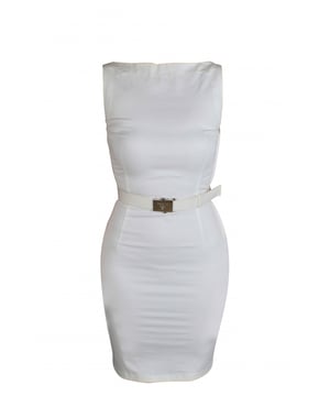 Witte katoenen Prada-jurk.Tailleriem met gegraveerde zilveren plaat.Ritssluiting aan de zijkant.Naaidetails.
