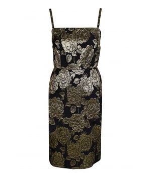 Vestido negro de tirantes Dolce & Gabbana.Patrones de adornos dorados.Cierre de cremallera en la espalda.Made in Italy.