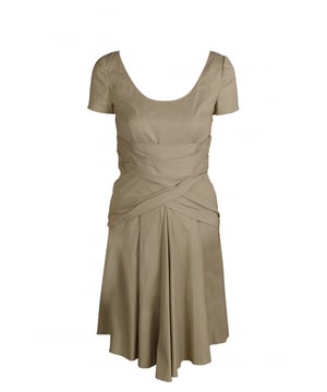 Beige katoenen Prada-jurk.Korte mouwen.Stoffen details in de taille.Ritssluiting aan de zijkant.Gemaakt in Italië.