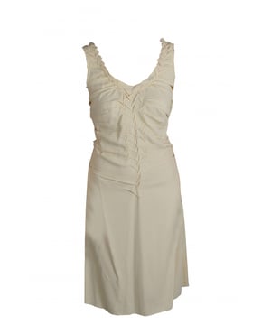 Vestido fluido color hueso de Prada.Detalles de tejido plisado desde el cuello hasta la cintura.Cremallera en el lateral.Made in Italy.