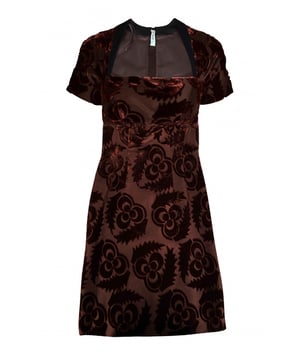 Vestido de Prada marrón con mangas cortas.Largo del vestido acampanado.Detalles de inserciones de tela de terciopelo.Cierre de cremallera en la espalda.57% seda y 43% viscosa.Made in Italy.