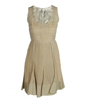 Prada beige Kleid.Stoff mit Falteneffekt.Unterseite des ausgestellten Kleides.Reißverschluss hinten.100% Baumwolle.Made in Italy.