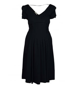 Prada schwarzes Kleid mit V-Ausschnitt.Ärmel mit drapiertem Effekt.Langer Gürtel in der Taille.57% Acetat und 43% Viskose.Made in Italy.