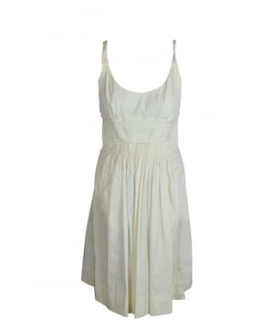 Vestido blanco de Prada.Efecto tejido plisado.Cierre de cremallera en la espalda.72% algodón, 23% poliamida, elastano.Made in Italy.