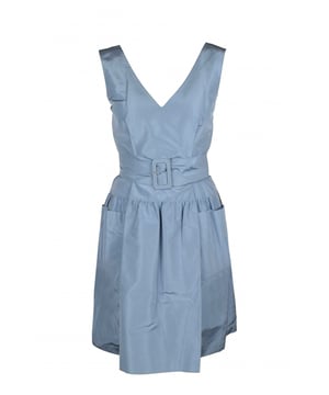 Vestido azul Prada con escote en pico.Cinturón ajustable y extraíble en la cintura.Bolsillos en la cintura.100% seda.Made in Italy.