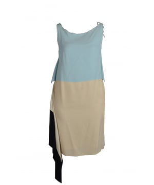Vestido de prada con tirantes fluidos.Inserciones de tejido celeste, beige y negro.Volantes a los lados.100% seda.Made in Italy.