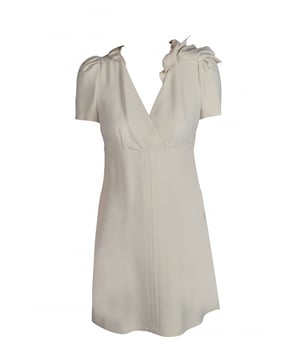 Vestido beige de Prada.Detalles de costura a lo largo y volante en el hombro izquierdo.Cierre de cremallera en la espalda.51% viscosa, 49% acetato.Made in Italy.